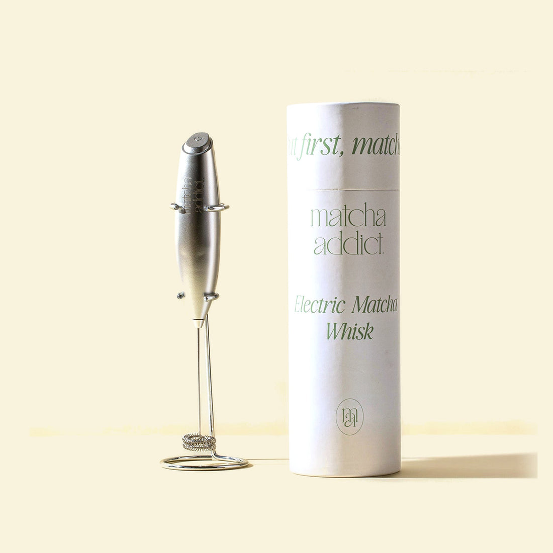 Batidor eléctrico para matcha de Matcha Addict con base de acero y su envase