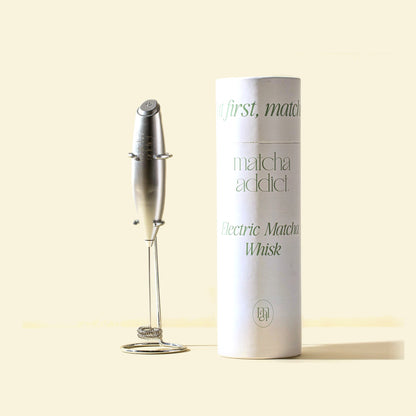 Batidor eléctrico para matcha de Matcha Addict con base de acero y su envase