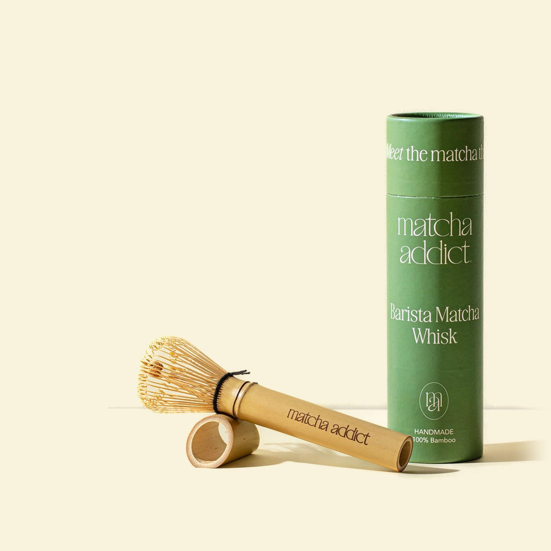 Chasen Barista de bambú para matcha de Matcha Addict junto a su envase