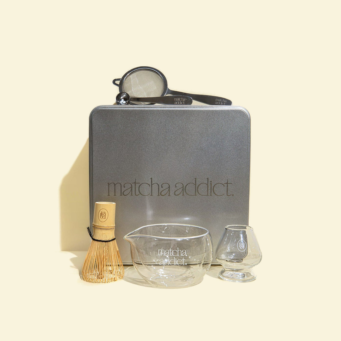 Kit Matcha Addict en lata metálica con chasen de bambú, bol de vidrio y vaso