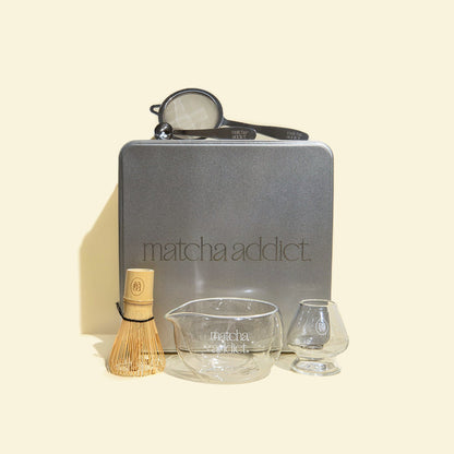 Kit Matcha Addict en lata metálica con chasen de bambú, bol de vidrio y vaso