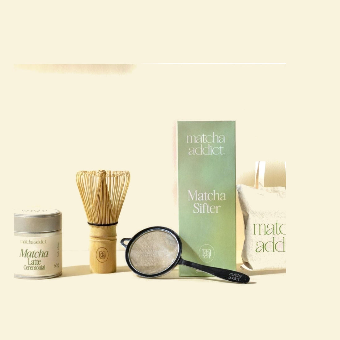 Kit Matcha Básico de Matcha Addict con lata de matcha latte, chasen de bambú, tamiz y tote bag