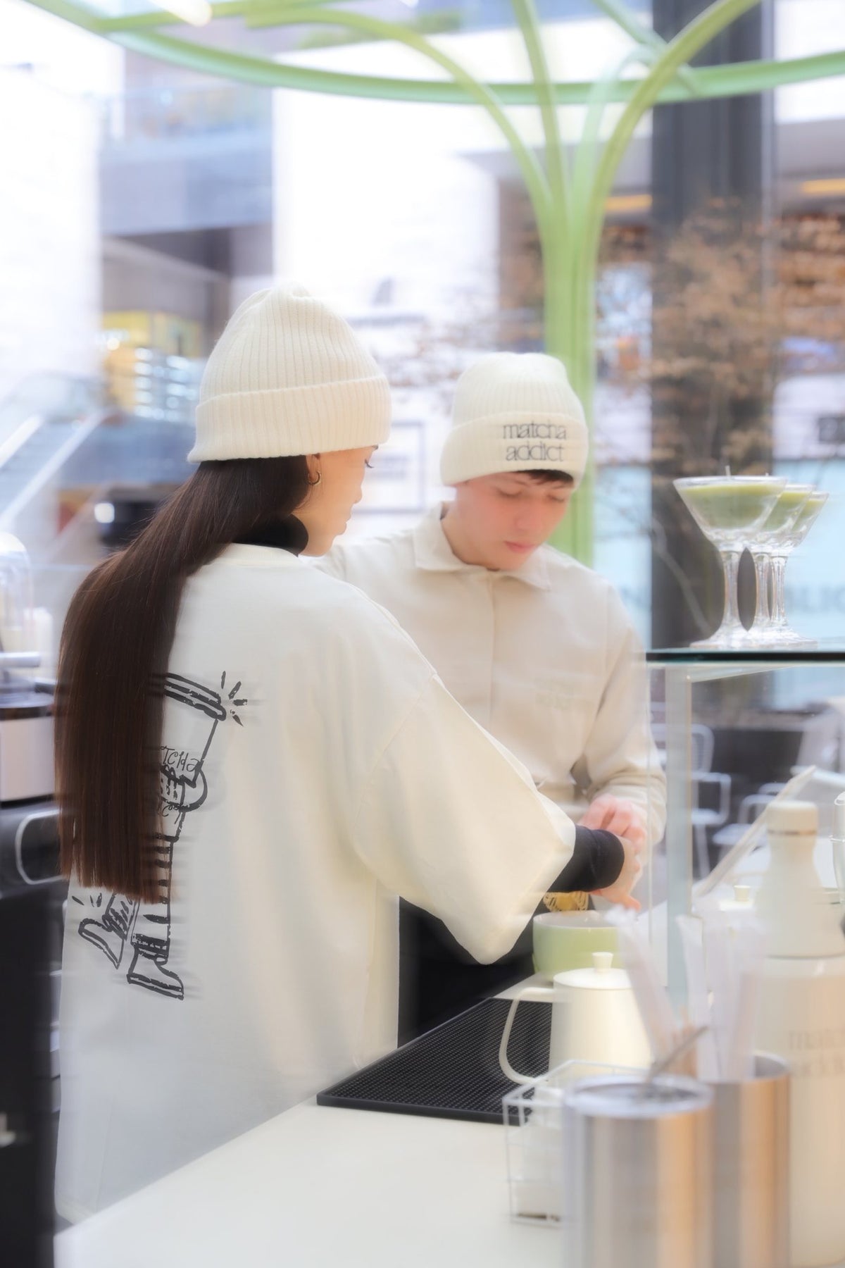 Baristas de Matcha Addict Casacostanera batiendo matcha detrás de la barra