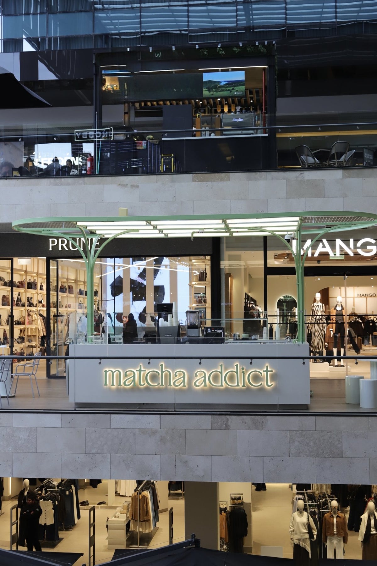 Fachada del matcha bar de Matcha Addict en Casacostanera, Vitacura, con el letrero luminoso