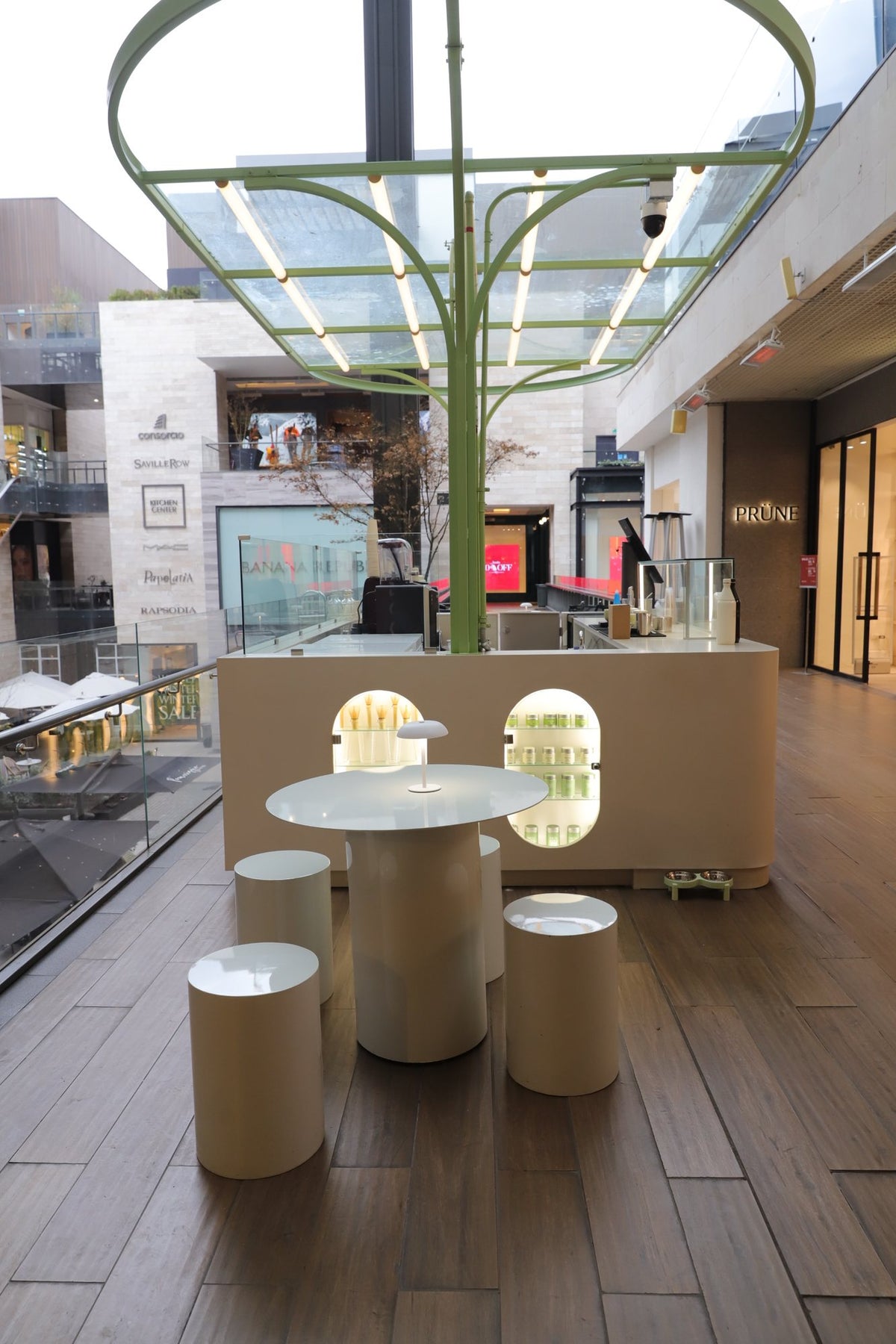 Mesa y piso para sentarse en el local de Matcha Addict en Casacostanera