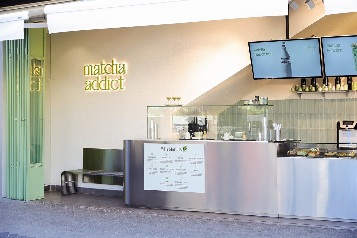Barra de Matcha Addict Parque Arauco con el letrero luminoso, la vitrina de pastelería y las latas de matcha
