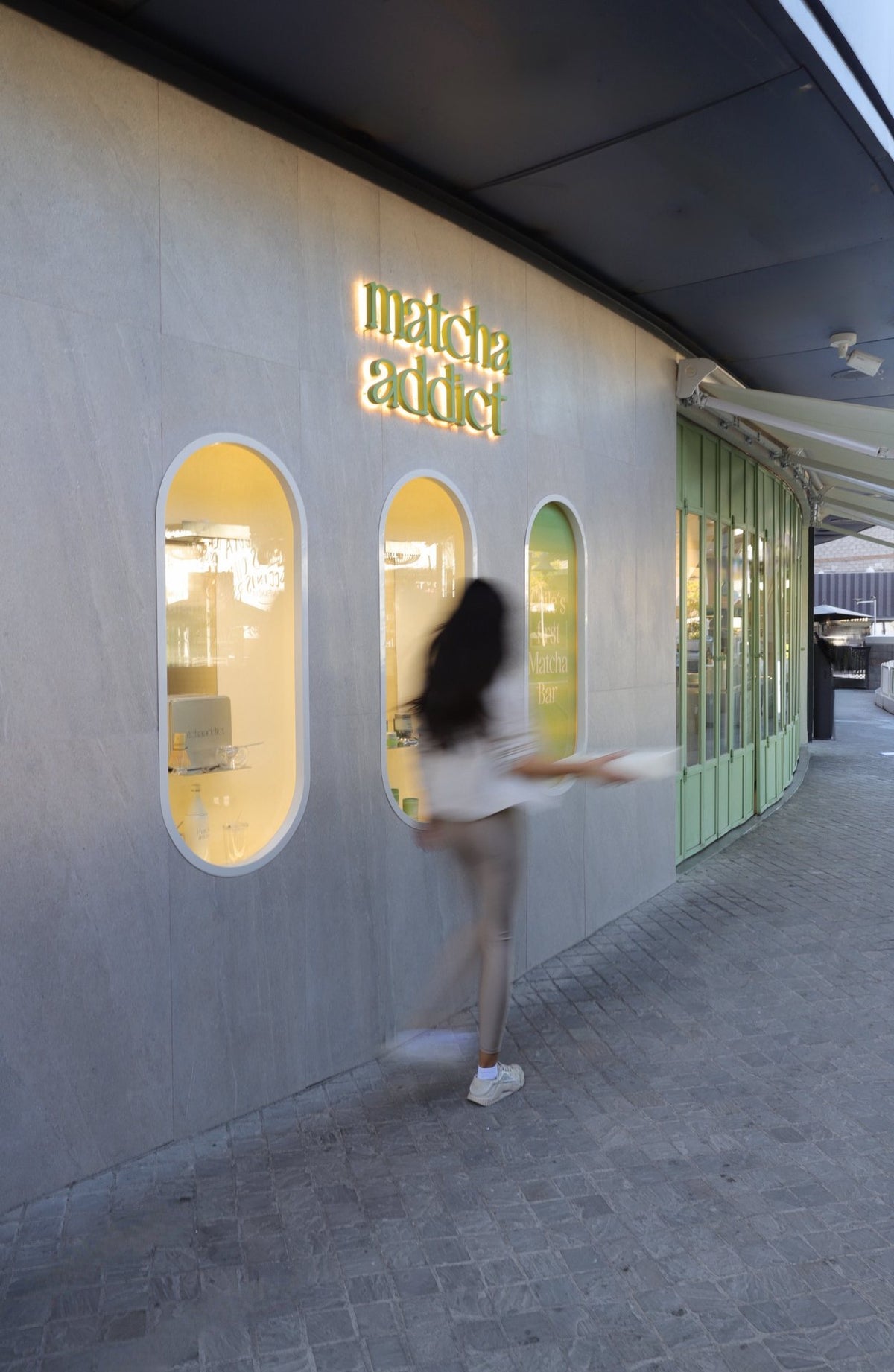 Entrada de Matcha Addict Parque Arauco con vitrinas ovaladas y el letrero Chile's first Matcha Bar