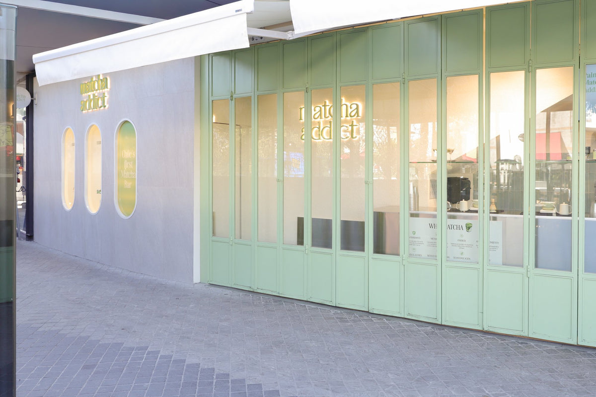 Fachada del matcha bar de Matcha Addict en Parque Arauco, Las Condes, con ventanales verdes y toldo