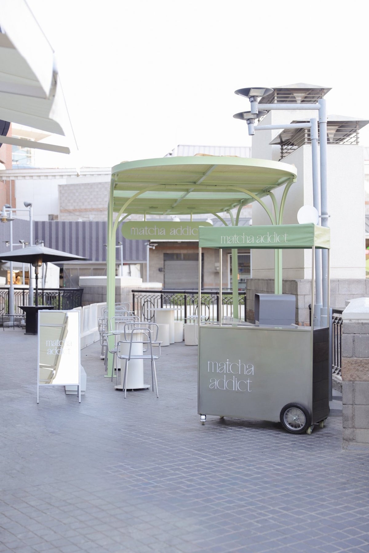 Carrito móvil de Matcha Addict en la terraza del local de Parque Arauco