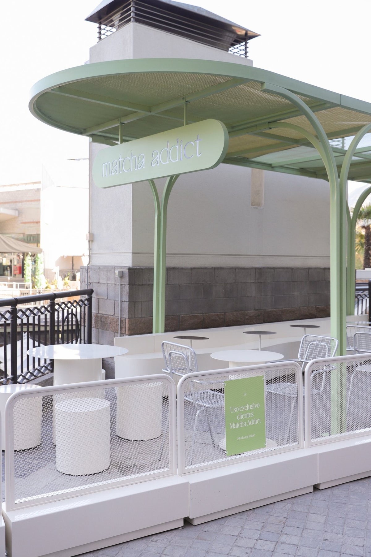 Terraza con mesas y sillas del local de Matcha Addict en Parque Arauco