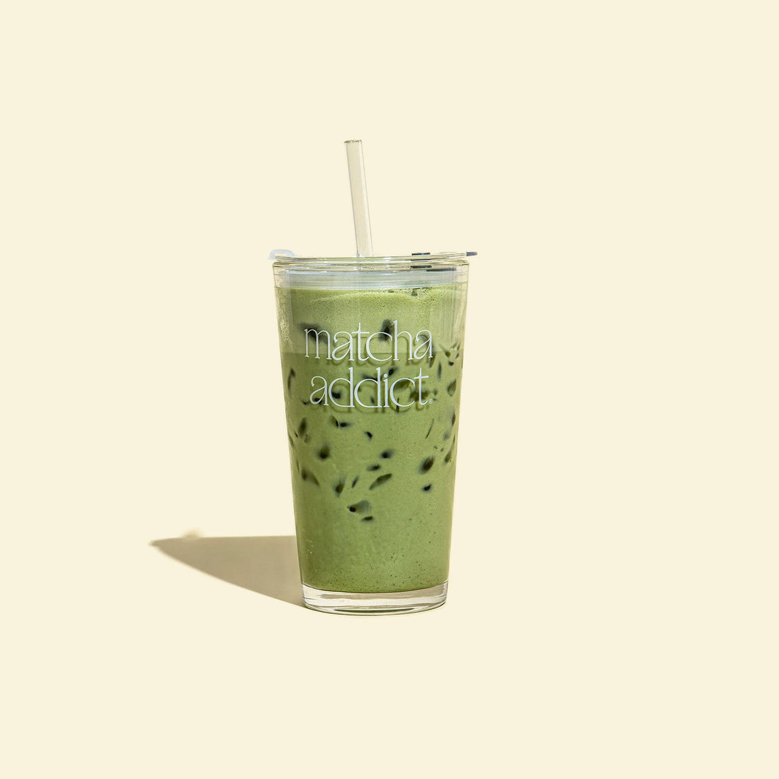 Vaso de vidrio de Matcha Addict con matcha latte helado y bombilla de vidrio