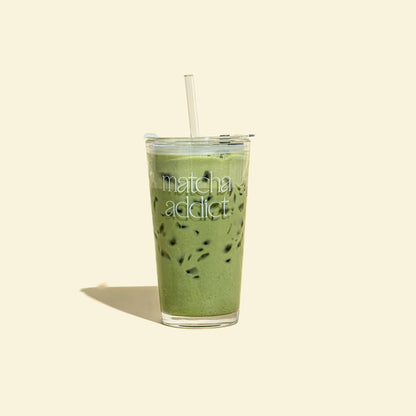 Vaso de vidrio de Matcha Addict con matcha latte helado y bombilla de vidrio