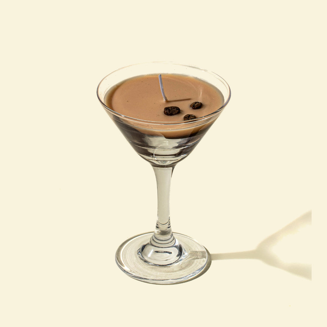 Vela aromática Espresso Martini de Matcha Addict en copa de coctelería