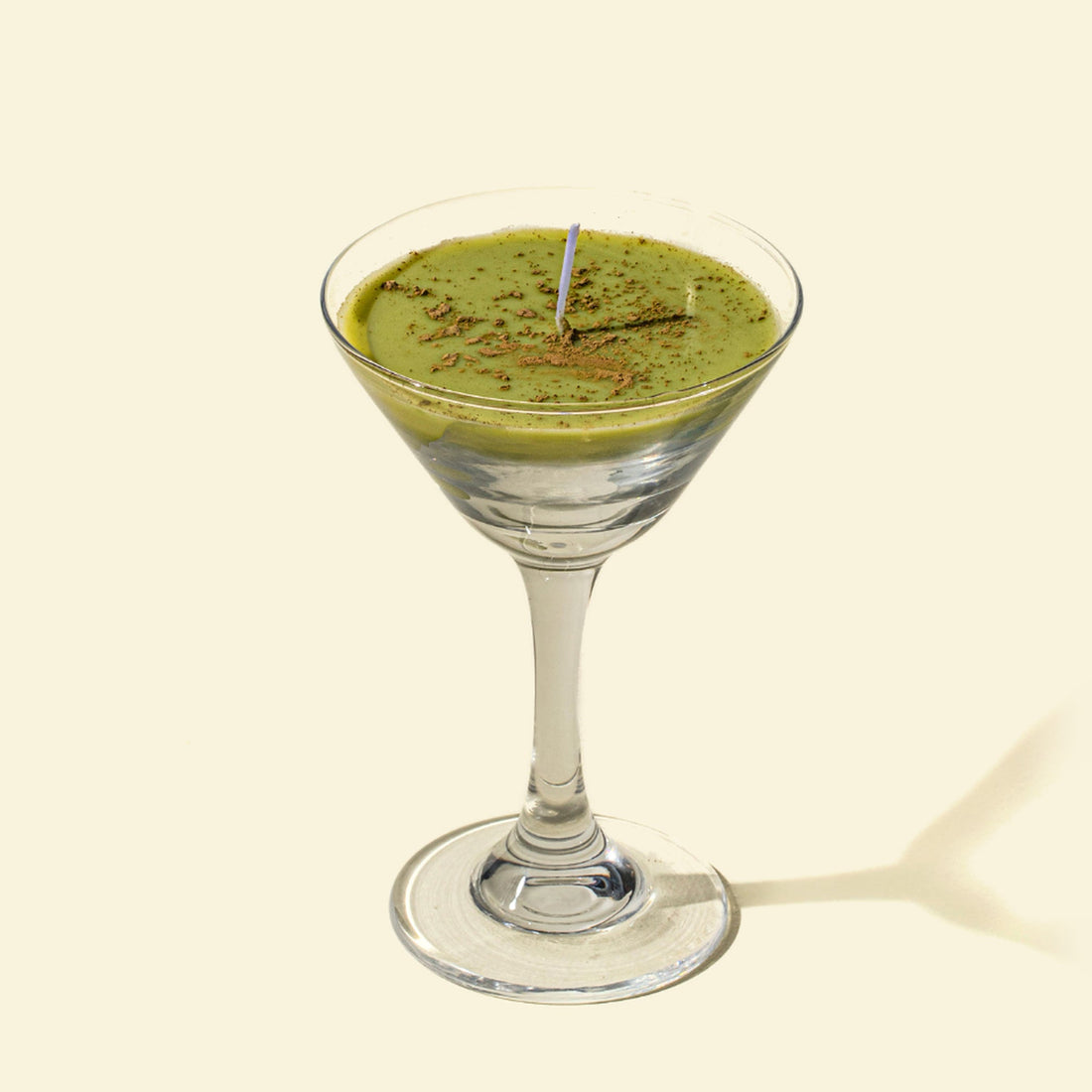 Vela aromática Matcha Martini de Matcha Addict en copa de coctelería